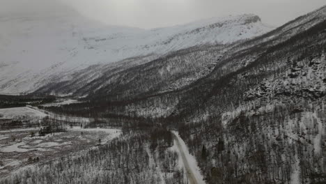 Harsh-snowy-winter-landscape-in-arctic,-Signaldalen-valley