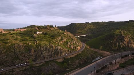 Blick-über-Die-Grasbewachsenen-Hügel-Und-Das-Tal-Des-Flusses-Tajo-In-Toledo,-Spanien