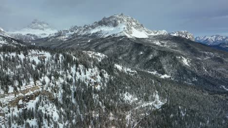 Amplia-Vista-Aérea-De-Drones-De-Montañas-Con-Nieve-En-Invierno
