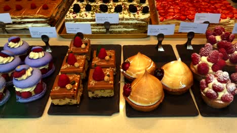 Gourmet-cakes-in-a-shop-window
