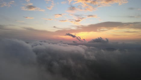 Sonnenuntergang-Durch-Die-Wolken