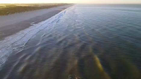 Luftaufnahme-Von-Rollenden-Wellen-Und-Sonnenaufgang-Am-Ozean-In-Der-Nähe-Von-Løkken-An-Der-Nordsee,-Dänemark