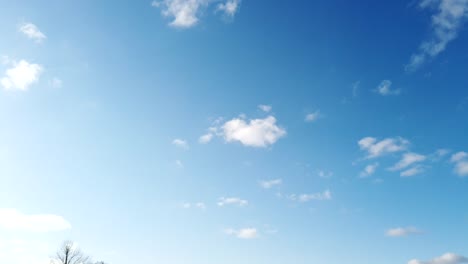 Zeitraffer-Von-Wolken,-Die-An-Einem-Frühlingsnachmittag-über-Den-See-Am-Blauen-Himmel-Ziehen