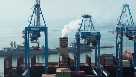 Containerfrachtschiff-In-Der-Nähe-Von-Kränen-Angedockt,-Dampf-In-Der-Luft,-Bereit-Zum-Verladen-Im-Seehafen-Von-Valparaiso,-Chile