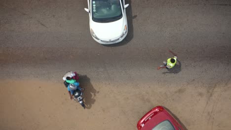 Hombre-Dirigiendo-El-Tráfico-En-El-Cruce-En-Accra,-Ghana