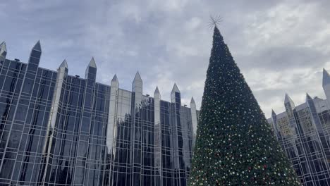 árbol-De-Navidad-En-La-Pista-De-Patinaje-Sobre-Hielo-Al-Aire-Libre-En-El-Centro-De-Pittsburgh-En-La-Víspera-De-Navidad