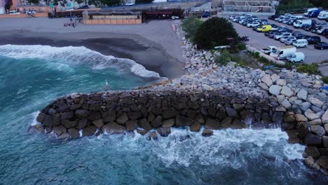 Luftaufnahme-Von-Wellen,-Die-Auf-Die-Wellenbrecherwand-In-Der-Katalanischen-Bucht-In-Gibraltar-Treffen