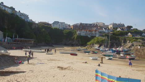 Families-Enjoying-the-Sandy-Beach-of-Newquay-Harbour,-Cornwall,-England