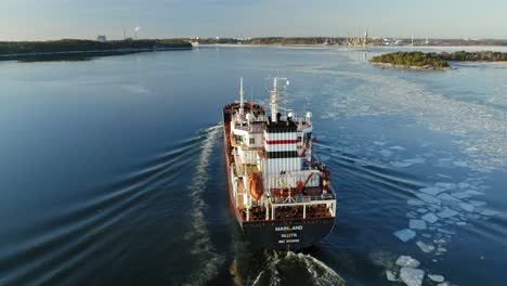 Oil-and-Chemical-tanker-MAINLAND-9HSF9-approaching-Naantali-oil-terminal