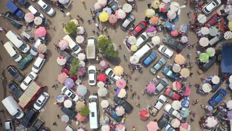 Menschenmenge-Und-Autos-Auf-Dem-Zentralmarkt-Von-Accra-_1_2