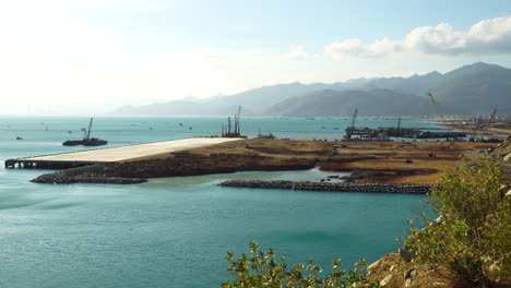 Vista-Del-Puerto-Con-Barcos,-Barcazas-Y-Grúas