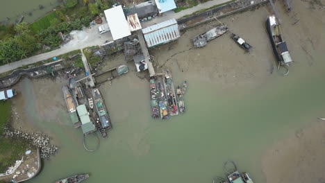Barco-Mooting-A-Un-Muelle-En-Un-Río-Contaminado-En-Asia
