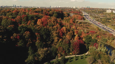 Color-De-Otoño-Sobre-Don-Valley-Parkway-Toronto-Ontario-Canadá