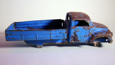 Viejo-Y-Oxidado-Camión-De-Juguete-De-Hojalata-De-Metal-De-La-Era-Soviética-Vintage-Sin-Ruedas