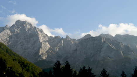 Nubes-De-Lapso-De-Tiempo-Sobre-El-Pico-De-La-Montaña-Al-Atardecer,-Alpes-Ojstrica-Y-Kamnisko-Savinja,-Eslovenia,-Logarska-Dolina,-Alpes-Europeos