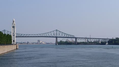 Mit-Blick-Auf-Den-Uhrturm-Und-Die-Jacques-Cartier-Brücke-Im-Sankt-Lorenz-Fluss-In-Montreal,-Quebec