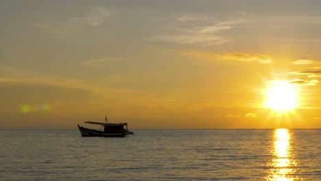 Silhouette-Eines-Fischerbootes-Am-Horizont-Mit-Dem-Sonnenuntergang-Im-Hintergrund