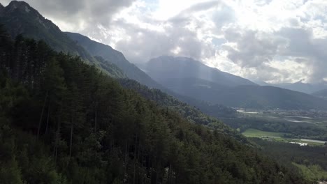 Vista-Aérea-De-Las-Montañas-Y-El-Bosque-En-Borgo-Valsugana-En-Trentino-Italia-Con-Drones-Volando-Hacia-Adelante