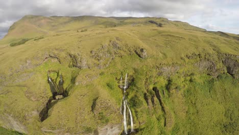 Seljalandsfoss-Wasserfall-In-Island-An-Einem-Wunderschönen-Septembertag,-Aufgenommen-Mit-Der-Gopro-Karma-Drohne