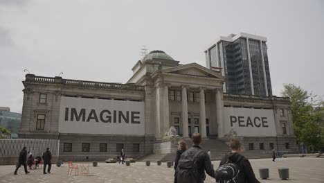 Gente-Caminando-Frente-Al-Famoso-Edificio-De-La-Galería-De-Arte-De-Vancouver-En-Un-Día-Nublado,-Columbia-Británica,-Canadá