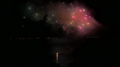 Riesiges-Feuerwerk-Auf-Dem-Meer