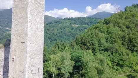 Vista-Aérea-De-La-Torre-De-Castel-Telvana-En-Borgo-Valsugana,-Trentino,-Italia-Con-Drones-Volando-Hacia-Adelante-En-Un-Día-Muy-Claro