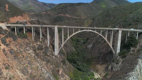 Luftbrummen-Stockvideo-Von-Bixby-Bridge-Highway-Mit-Wasser-Und-Ufer-Unten-In-Big-Sur-Monterrey-Kalifornien