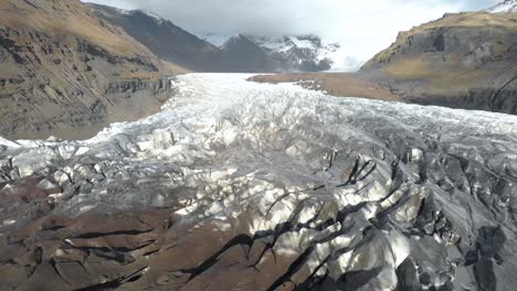 Langsame-Filmische-Luftaufnahme,-Die-Auf-Den-Fuß-Eines-Gletschers-Zufliegt