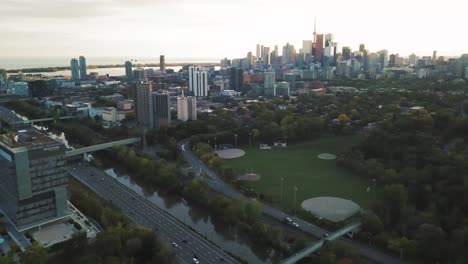 4K-Drohnenluftaufnahme-Der-Autobahn-Und-Der-Stadt-Toronto,-Während-Die-Kamera-Nach-Rechts-Abbiegt