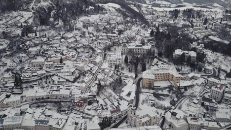 Weitwinkelaufnahme-Einer-Schneebedeckten-Bergbaustadt-Banska-Stiavnica-Im-Winter