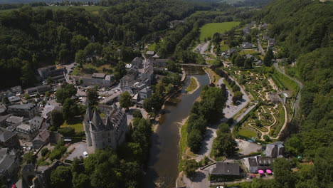 Luftaufnahme-Des-Flusses-Ourthe-Und-Der-Burg-Von-Durbuy,-Die-Rückwärts-Fliegen