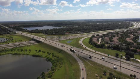Luftaufnahme-Von-Zwei-Sich-Kreuzenden-Autobahnen-In-Florida