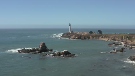 Luftaufnahme-Des-Pigeon-Point-Leuchtturms-Am-Pacific-Coast-Highway-In-Der-Nähe-Der-Half-Moon-Bay-An-Der-Kalifornischen-Küste