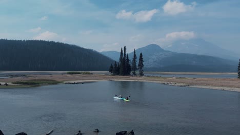 Kayakers-on-Sparks-Lake,-Oregon