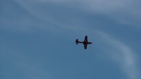 Ein-Einflügeliges-Propellerflugzeug,-Das-Von-Links-Nach-Rechts-über-Den-Himmel-Fliegt