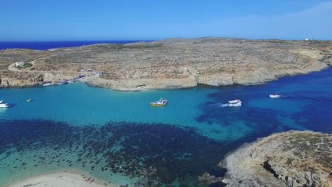 Ein-Boot-In-Der-Blauen-Lagune-Von-Malta