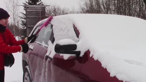 An-Einem-Kalten-Wintertag-Einen-Schneebedeckten-Geländewagen-Abbürsten