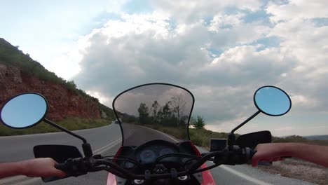 Montando-Una-Motocicleta-En-La-Montaña-Penteli-En-Grecia