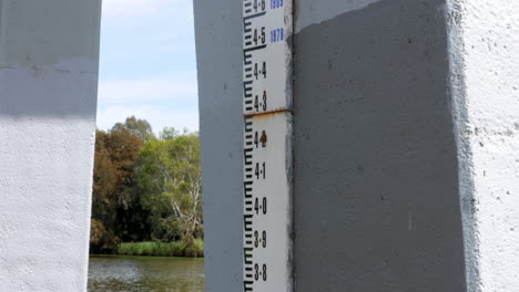 Hochwassermarkierung-Mit-Historischen-Hochwasserindikatoren-Entlang-Des-Barwon-River-Geelong,-Victoria,-Australien