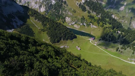 Vista-Aérea-Sobre-El-Enorme-Valle-De-La-Montaña-En-El-Alpstein-Suizo,-Hermosa-Cordillera
