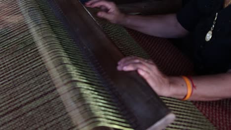 Fabricación-De-Esteras-De-Papiro-En-La-Provincia-De-Udonthani,-Tailandia
