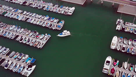 Drone-footage-of-a-boat-pulling-up-to-the-dock,-in-a-Harbor