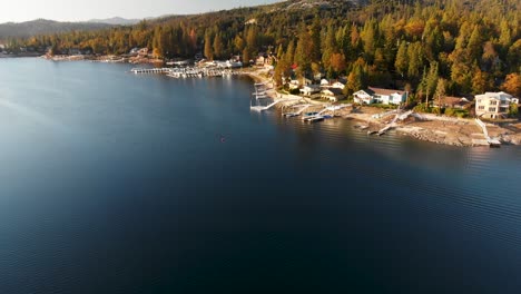 Luftaufnahme-Von-Häusern-An-Einem-Wunderschönen-See-Während-Der-Goldenen-Stunde