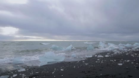 Statische-Zeitlupenaufnahme-Eines-Mit-Eisbergen-Bedeckten-Strandes