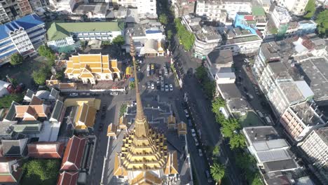 Slow-moving-drone-shot-of-the-top-of-Wat-Traimit-Bangkok,-Thailand