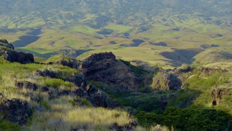Luftaufnahme-Der-Hawaiianischen-Insel-Maui-Mit-Klippen-Und-Ihrer-üppigen,-Sanften-Grünen-Hügellandschaft