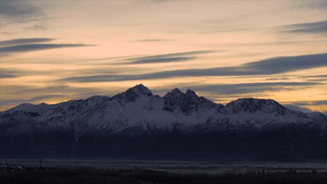 Sonnenuntergang-über-Den-Bergen-Alaskas-Am-Ankerplatz,-Zeitraffer-Von-Wolken-über-Gipfeln