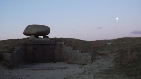 Una-Tumba-En-Skagen,-Un-Monumento-Famoso,-Con-La-Luna-Al-Fondo