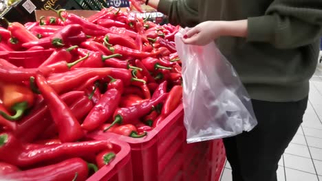 Mädchen-Kauft-Rote-Paprika-Im-Hypermarkt