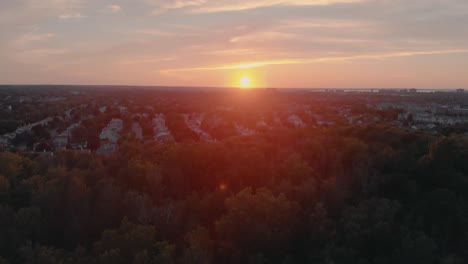 Langsame-Filmische-Luftaufnahme-Von-Nepean,-Ontario,-Das-Auf-Ein-Viertel-Mit-Aufgereihten-Häusern-Zufliegt